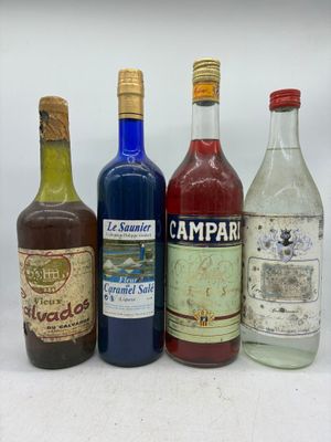 plusieurs bouteilles d'alcool sont alignées sur une surface blanche