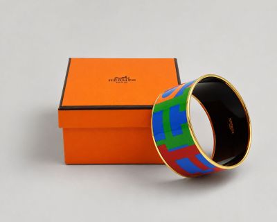 une boîte orange sur laquelle est posé un bracelet coloré