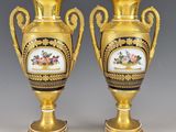 une paire de vases anciens dorés ornés de motifs floraux