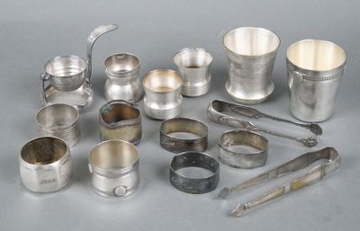 Réunion de pièces en métal argenté comprenant : - 2 timbales…