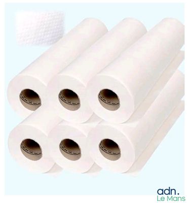 quatre rouleaux de papier blanc sont empilés les uns sur les autres
