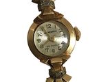 montre-bracelet ornée d'un nœud sur le cadran
