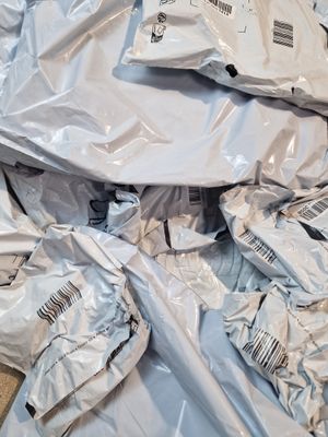 une pile de sacs en plastique posée par terre