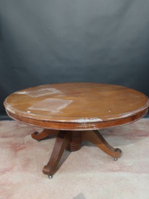 une photo d'une table en bois avec un plateau en marbre posée sur un tapis