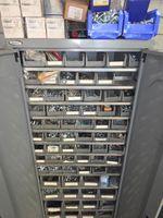 T43: 4 racks orange/bleu (vide) + 3 armoires métaiiques avec… (photo 6)