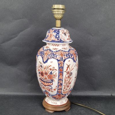 Géo MARTEL. Potiche en faïence dans le goût de Delft, montée…