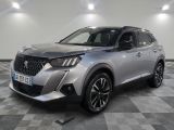 un SUV argenté garé sur un sol en damier dans un garage