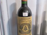 une bouteille de vin posée sur une table