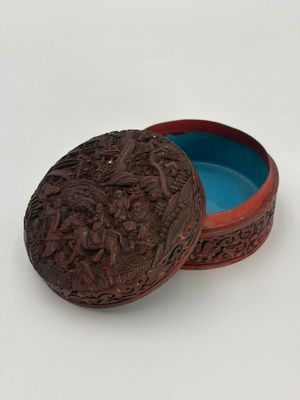 ASIE. Petite boîte circulaire en métal laqué rouge et en ble…