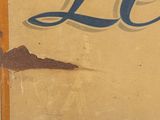 a sign that says lee on the side of a building