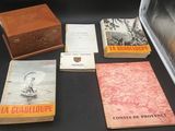 Plusieurs livres sont posés sur une table à côté d'une vitrine.