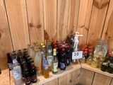 plein de bouteilles, les unes à côté des autres, sur une étagère