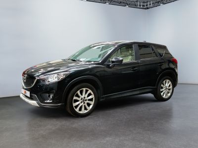 La Mazda CX-5 noire est garée dans une grande pièce