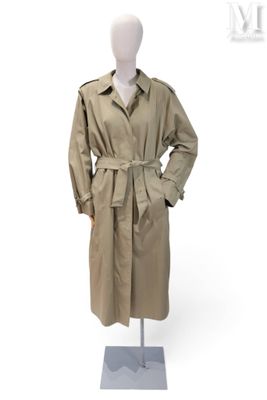 un trench-coat posé sur un présentoir à mannequin, sur fond blanc