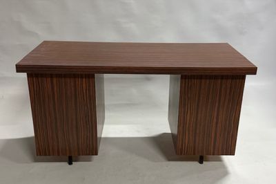 un bureau en bois avec deux pieds et un plateau en bois