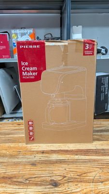 une boîte contenant une sorbetière posée sur une table en bois