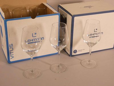 trois verres à vin posés à côté d'une boîte sur une table