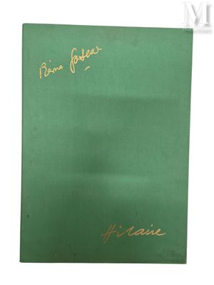 un livre vert avec une inscription dorée dessus