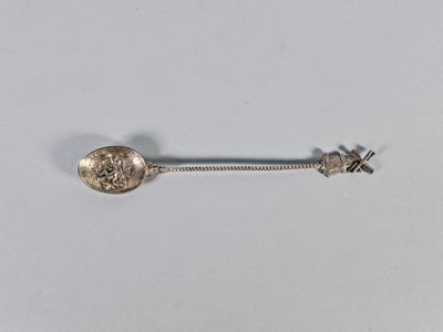 Cuillère décorative en argent repoussé d'une fête villageois…