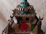 une petite boîte décorative surmontée d'un oiseau