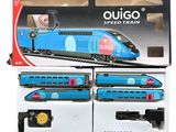 une boîte contenant un petit train, posée sur une surface blanche