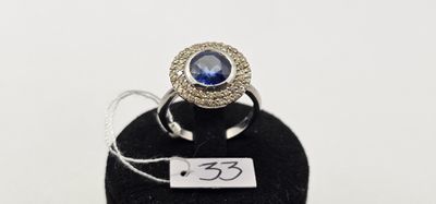 Gros plan sur une bague contenant une pierre bleue