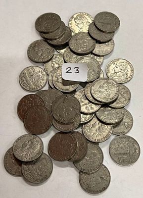 une pile de pièces d'argent sur lesquelles figure un petit chiffre