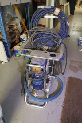 une photo d'une pièce où il y a beaucoup d'outils par terre