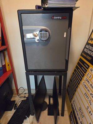 un petit coffre-fort posé sur un support dans une pièce
