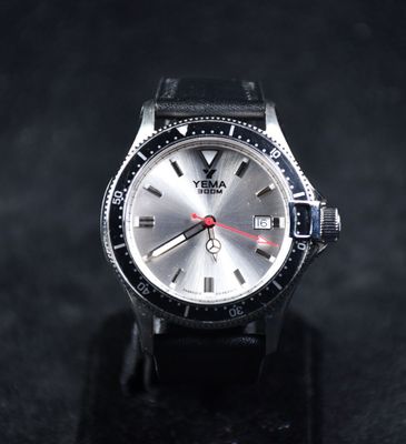 une montre posée sur un support