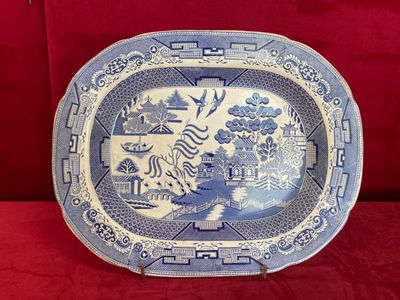 une vieille assiette bleue et blanche sur laquelle est représenté un tigre