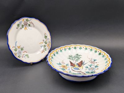 deux assiettes ornées d'oiseaux et de fleurs sur un fond noir