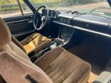 une photo de l'intérieur d'une voiture, avec un volant et un tableau de bord