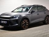 un SUV gris garé dans un garage au sol carrelé