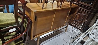 plusieurs chaises et une table dans une pièce