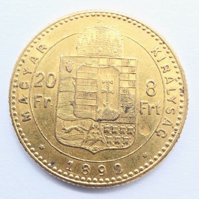 une pièce d'or sur laquelle est représenté un château