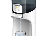un gros plan d'un distributeur d'eau sur fond blanc