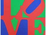 un gros plan sur un symbole d'amour rouge, vert et bleu sur fond blanc