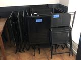 quelques chaises et un réfrigérateur dans un coin de la pièce