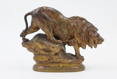 statue en bronze d'un lion sur un rocher sur fond blanc