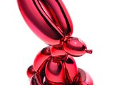 un ballon rouge en forme de lapin posé sur une assiette