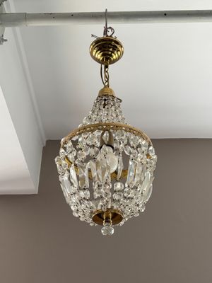 gros plan d'un lustre suspendu au plafond