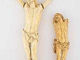 deux crucifix en bois sculpté représentant Jésus et Jésus sur la croix