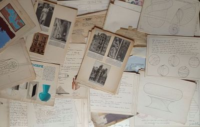 une pile de vieux livres illustrés de dessins et d'images