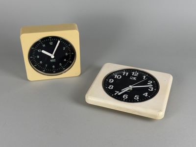 Ensemble de deux horloges murales en plastique blanc, une ca…