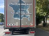 un camion qui roule sur la route avec une carte à l'arrière