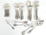 beaucoup de cuillères et de fourchettes en argent sur la table