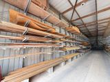 une longue rangée de bancs en bois dans un entrepôt