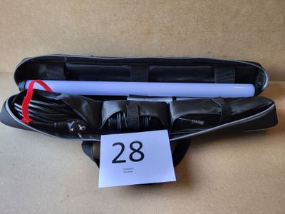 un étui noir contenant un sabre laser