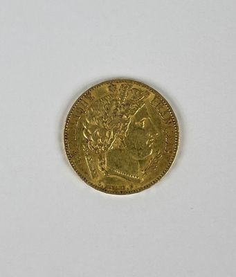 gros plan d'une pièce d'or sur une surface blanche